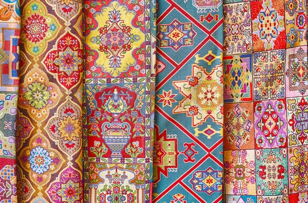 Die Farbenfrohen Textilien Verziert Mit Kunstvollen Islamischen Beduinischen Stammes Blumen — Stockfoto