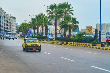 Alexandria, Mısır - 19 Aralık 2017: Vintage taksi sürücülerde yeşil avuç içi bir hat ile Corniche Bulvarı boyunca arka plan üzerinde 19 Aralık İskenderiye.