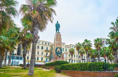 Saad Zaglul ünlü Mısır devlet adamı doğal anıt bir görünüm ve arka planda, İskenderiye, Mısır eski yapıların kare palmiye bahçesinde yürüyüş.