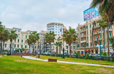 Alexandria, Mısır - 19 Aralık 2017: içinde Bahçe, Saad Zaglul doğal avuç içi ve eski şehir yapılardır, mağazalar ve kafeler, manzaralı bir kare üzerinde 19 Aralık Alexandria sakin ol.