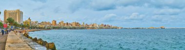 Alexandria, Mısır - 19 Aralık 2017: Geniş panoramik şehir sahil hattındaki binalar, yemyeşil palmiyeler ve Kayıtbay Kalesi ufukta 19 Aralık İskenderiye ile.