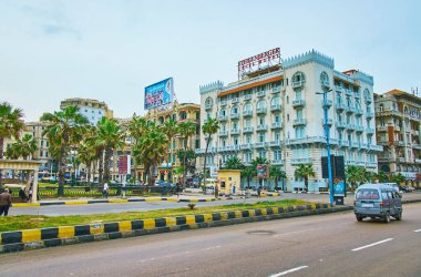 Alexandria, Mısır - 19 Aralık 2017: Palmiye bahçesinde Saad Zaglul Meydanı ve tarihi Konakları 26 Temmuz dan görünüm Road, 19 Aralık İskenderiye.
