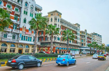 Alexandria, Mısır - 19 Aralık 2017: Tarihi küçük Venedik yapılardır Corniche Bulvarı içinde ön plan üzerinde 19 Aralık Alexandria hızlı trafik ile.