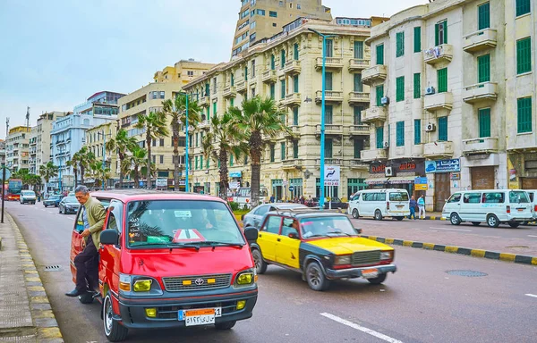 Aleksandria Egipt Grudnia 2017 Pasażer Wychodzi Publiczny Mikrobus Przy Alei — Zdjęcie stockowe