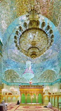 Yazd, Iran - 18 Ekim 2017: Etkileyici kadın dua hall, Imam Zadeh cafer tapınak Türbesi, ayna süslemeleri ve cam avize, 18 Ekim Yazd içinde manzaralı.