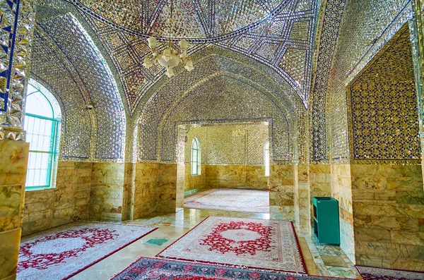 伊朗雅兹德 2017年10月18日 10月18日 在雅兹德 现代伊玛目扎德赫 贾法尔圣地的风景秀丽的镜子走廊 地板上有精美的波斯地毯 — 图库照片