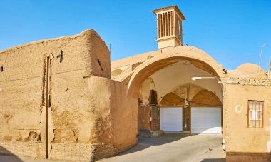 Tarihi han çarşı, Yezd, Iran Caddesi halfly harap adobe binalarda.
