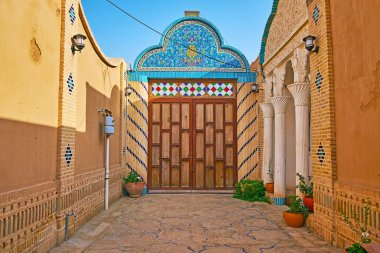 Yazd, Iran, 18 Ekim 2017: İyi tilework üzerinde 18 Ekim Yazd içinde alçı kalıpları ve tuğla, oyma, Yezd Eyaleti Barolar Birliği yapı sahiptir.