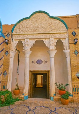 Yazd, Iran, 18 Ekim 2017: Süslü beyaz sıva sundurma, konak, Yezd Eyaleti eski şehirde, 18 Ekim Yazd içinde yer alan Barosu,.