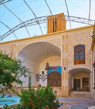 Yazd, Iran, 18 Ekim 2017: Zengin Tarih 18 Ekim Yazd içinde avlu, konak Yezd Eyaleti Barolar Birliği, Dekorasyon Alçı.