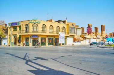 Yazd, Iran, 18 Ekim 2017: Eski ticaret binaları meydanın köşesinde yer Amir Chakhmaq wincatchers (badgirs), buz odasının (bağların) ile 18 Ekim Yazd içinde arka planda üzerinde.