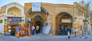 Yazd, Iran, 18 Ekim 2017: Tarihi han çarşı, eski şehrin merkezinde 18 Ekim Yazd içinde yer alan Bakırcılar sokak tezgahları.