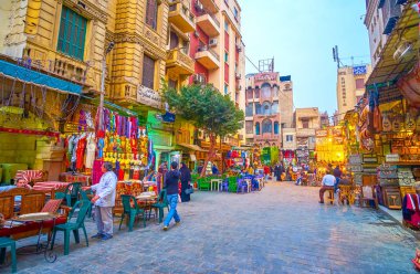 Cairo, Mısır - 20 Aralık 2017: 20 Aralık Kahire'de giyim ve Hediyelik eşya dükkanları ile alternatif geleneksel Mısır Han El-halili Souq restoranlarda geniş yoIda.