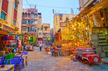 Cairo, Mısır - 20 Aralık 2017: Dükkan Han El-halili Souq 20 Aralık Kahire'de ilginç ürünler, parlak Mısır Hatıra Eşyası ve lezzetli tütün, sayısız miktarda bulunuyor.