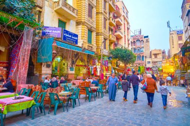 Cairo, Mısır - 20 Aralık 2017: Eski kafeleri Han El-halili pazarda Mısır mutfağı ile en iyi seçenek bir akşam yemeği için şehir etkinlik, manzaralı rahat bir yerde 20 Aralık Kahire'de vardır.