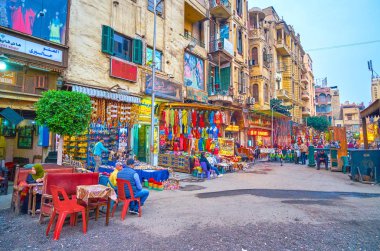 Cairo, Mısır - 20 Aralık 2017: Polis kontrol noktası aracılığıyla Han El-halili pazara giriş ve küçük rahat sokak kafeleri, 20 Aralık Kahire'de çok sayıda.