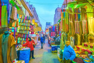 Cairo, Mısır - 20 Aralık 2017: Arap kadın eşarp giyim bölümünde Han El-halili pazarında 20 Aralık Kahire'de seçer.