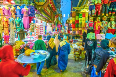 Cairo, Mısır - 20 Aralık 2017: Genç adam gıda Han El-halili pazar içinde belgili tanımlık tepsi üzerinde 20 Aralık Kahire'de sunar.