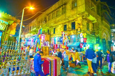 Cairo, Mısır - 20 Aralık 2017: Han El-halili souq 20 Aralık Kahire'de akşam saat sırasında müşteriler kalabalıklar.