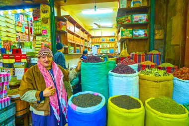 Cairo, Mısır - 20 Aralık 2017: Eski tüccar pozlar baharat ve otlar, Han El-halili souq, 20 Aralık Kahire ile çanta yanındaki.