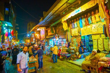 Cairo, Mısır - 20 Aralık 2017: Meşgul sokakta Han El-halili ın Bazaarı giyim tezgahları ve küçük Aperatif sepeti 20 Aralık Kahire'de yolun ortasına satır ile.