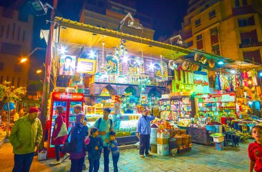 Cairo, Mısır - 20 Aralık 2017: Küçük sokak kafe geleneksel Mısır tatlılar ve içecekler Han El-halili pazarda, 20 Aralık Kahire.