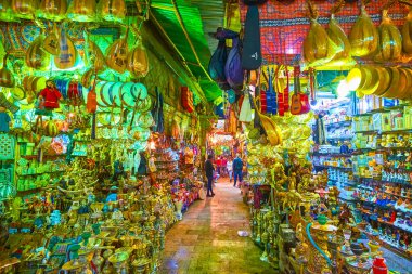 Cairo, Mısır - 20 Aralık 2017: Hatıra Eşyası Han El-halili pazarının dar kapalı sokakta sayısız miktarda 20 Aralık Kahire'deki büyük vitrinler.