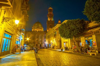 Cairo, Mısır - 20 Aralık 2017: Eski sokak adjoinings tarihsel Al-Muizz küçük dükkan ve kafeterya, 20 Aralık Kahire ile için.