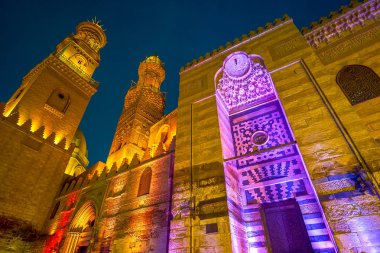 Ortaçağ Kalavun Al-Muizz stereet Kahire, Mısır'ın karmaşık minarelerinin parlak ışıklı