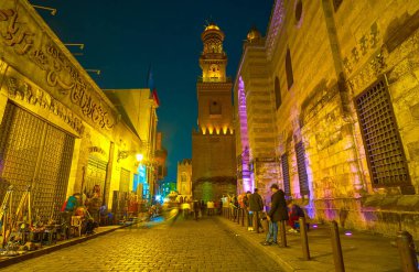 Cairo, Mısır - 20 Aralık 2017: Alacakaranlık Al-Muizz sokak wakings kadar sonra binanın aydınlatma açýlýr ve gençlik grupları gel, 20 Aralık Kahire.