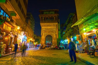 Cairo, Mısır - 20 Aralık 2017: Güzel Ortaçağ Sabil-Kuttab Al-Muizz sokakta kavşak 20 Aralık Kahire'de gece yarısına kadar iş semt pazarı arasında yer alan Katkhuda.