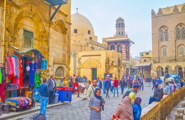 Cairo, Mısır - 20 Aralık 2017: Merkez Al-Muizz en popüler alışveriş, eğlence yürüme, toplantılar için ya da sadece herhangi bir taş inşaat, 20 Aralık Kahire'de oturan görüşmeler için sokağım.