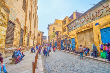 Cairo, Mısır - 20 Aralık 2017: Al-Muizz sokak karınca, çevredeki binalara Ortaçağ Arap mimarisi, 20 Aralık Kahire'de sembolüsün.