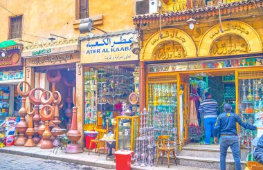 Cairo, Mısır - 20 Aralık 2017: Kahire tarihi mahallede çok sayıda dükkan 20 Aralık Kahire'de otantik Mısır ürünler ve Hediyelik eşya, çeşitli sunuyoruz.