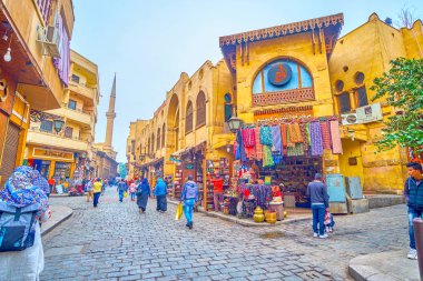 Cairo, Mısır - 20 Aralık 2017: Büyük eski bina Al-Muizz 20 Aralık Kahire ile çok sayıda touristand antika dükkanları, meşgul sokakta.