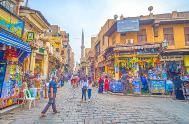 Cairo, Mısır - 20 Aralık 2017: Kahire tarihsel bölge teklif çeşitli türden 20 Aralık Kahire'de taze meyve suyu kavşak üzerinde küçük kafe.