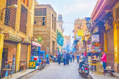 Cairo, Mısır - 20 Aralık 2017: El Gamaleya sokak en eski pazar sokaklarda İslam mahallede 20 Aralık Kahire'de biridir.