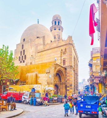 Cairo, Mısır - 20 Aralık 2017: El Zaher Peipers Camii El Gamaleya sokakta 20 Aralık Kahire'de bakkal market, Pazar tezgahları ile çevrili.
