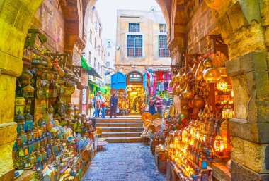 Cairo, Mısır - 20 Aralık 2017: Popüler aydınlatma dükkanla 20 Aralık Kahire'de turist Han El-halili pazarında parlayan Arap fenerler.