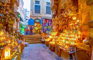 Cairo, Mısır - 20 Aralık 2017: Bab al-Guri gates evler ünlü aydınlatma Mağazası ile çeşitli parlak Arap fenerler ve metal lambalar, 20 Aralık Kahire.