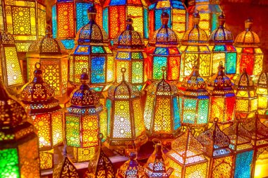 Geometrik desenler ve renkli iç cam ile güzel oyma metal lambalar Mısır, Cairo Pazar en iyi hediyedir
