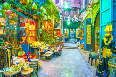 Cairo, Mısır - 20 Aralık 2017: Han El-halili Pazar 20 Aralık Kahire'de Antik dönem konulu Mısır Hatıra Eşyası çeşitli dükkanlar.