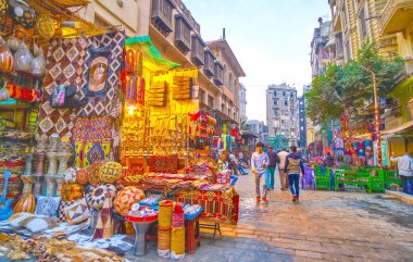 Cairo, Mısır - 20 Aralık 2017: Han El-halili Pazar 20 Aralık Kahire'de eski Kahire ve komşuları ile çok sayıda kafe ve restoranlar, büyük bir bölgeyi kaplar.