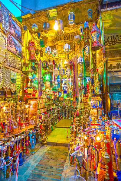 埃及开罗 2017年12月20日 12月20日 Khan Khalili Souq 的小店在开罗提供各种纪念品 如什沙 阿拉伯灯具和烟草种类多样性 — 图库照片