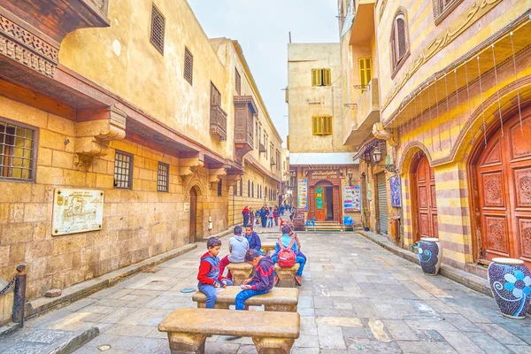 Cairo, Mısır - 20 Aralık 2017: Çocuklar oyun kağıdı tarihi ilçe Kahire, 20 Aralık Kahire Caddesi üzerinde Grup.