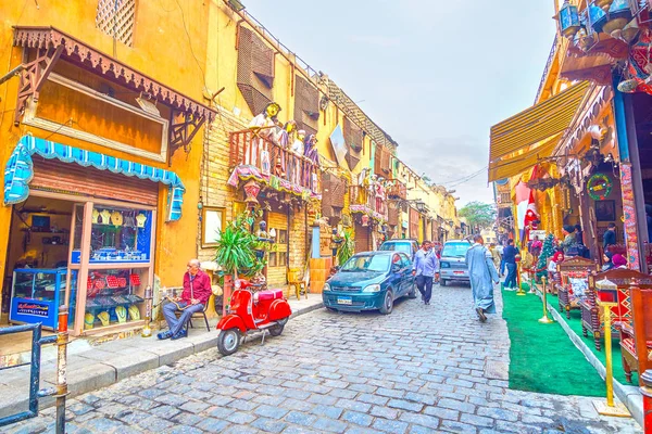 Cairo, Mısır - 20 Aralık 2017: Yeşil renkli halı ve güzel oyma ahşap koltuklar, 20 Aralık Kahire'de dekore edilmiş restoran açık teras.