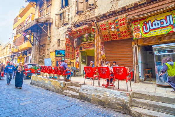 小さな喫茶店の通りに面したテラスが 日カイロでおいしいエジプト紅茶 フレーバー水ギセルを楽しむ最高の場所カイロ エジプト 2017 — ストック写真