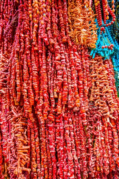 Hermoso Coral Rojo Diferentes Tipos Cuentas Pequeña Joyería Turística Mercado —  Fotos de Stock