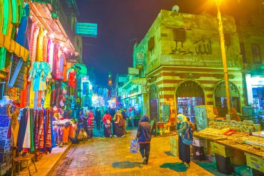Cairo, Mısır - 20 Aralık 2017: Han El-halili şehrin orta kısmında büyük bir alanı kaplar ve 20 Aralık Kahire'de mal, her türlü sunan en eski geleneksel Pazar olduğunu.