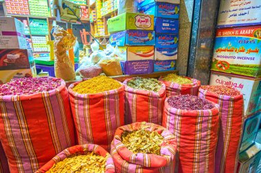 Cairo, Mısır - 20 Aralık 2017: Baharat ve otlar baharat deposu 20 Aralık Kahire'de Han El-halili pazarında vitrinde çanta.
